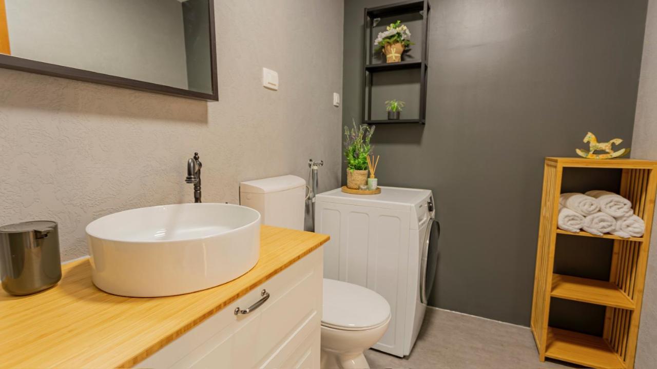New Delux Green Garden Apartment With Hotube **** Split Eksteriør billede